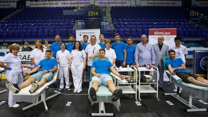 Oceliari aj fanúšikovia HC Košice dnes darovali najvzácnejšiu tekutinu